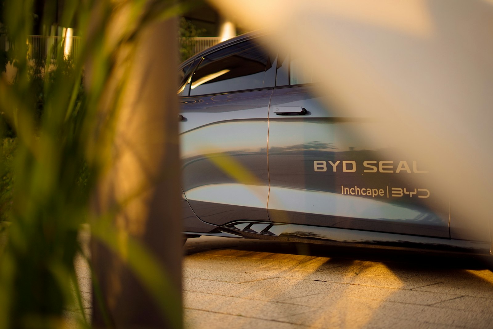 Autos eléctricos chinos en Europa: cómo gestionan las arrendadoras el riesgo de valor residual Auto eléctrico BYD Seal estacionado