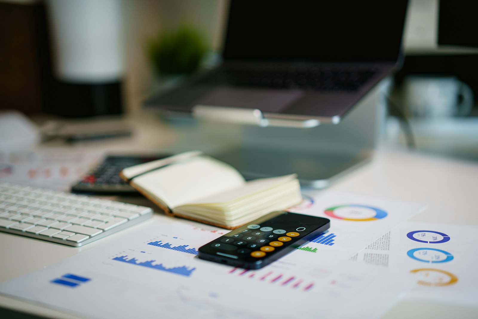 Leasing, crédito o compra de contado: lo que podemos aprender del modelo fiscal de EE. UU. Escritorio con laptop, calculadora en el celular y reportes financieros