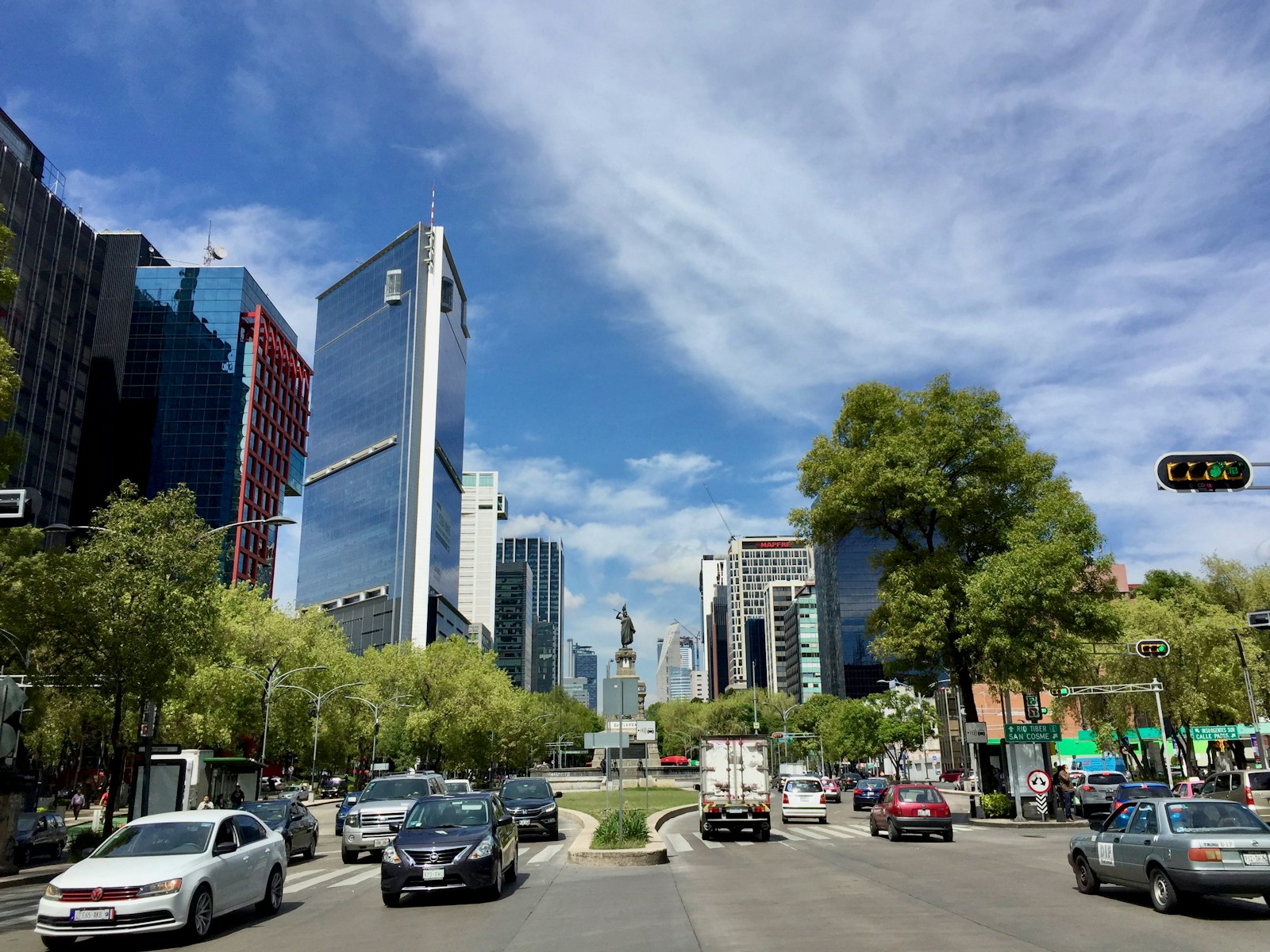 El nuevo rol de la movilidad corporativa: tu próximo gran activo estratégico Avenida con tráfico y edificios corporativos en una zona de negocios