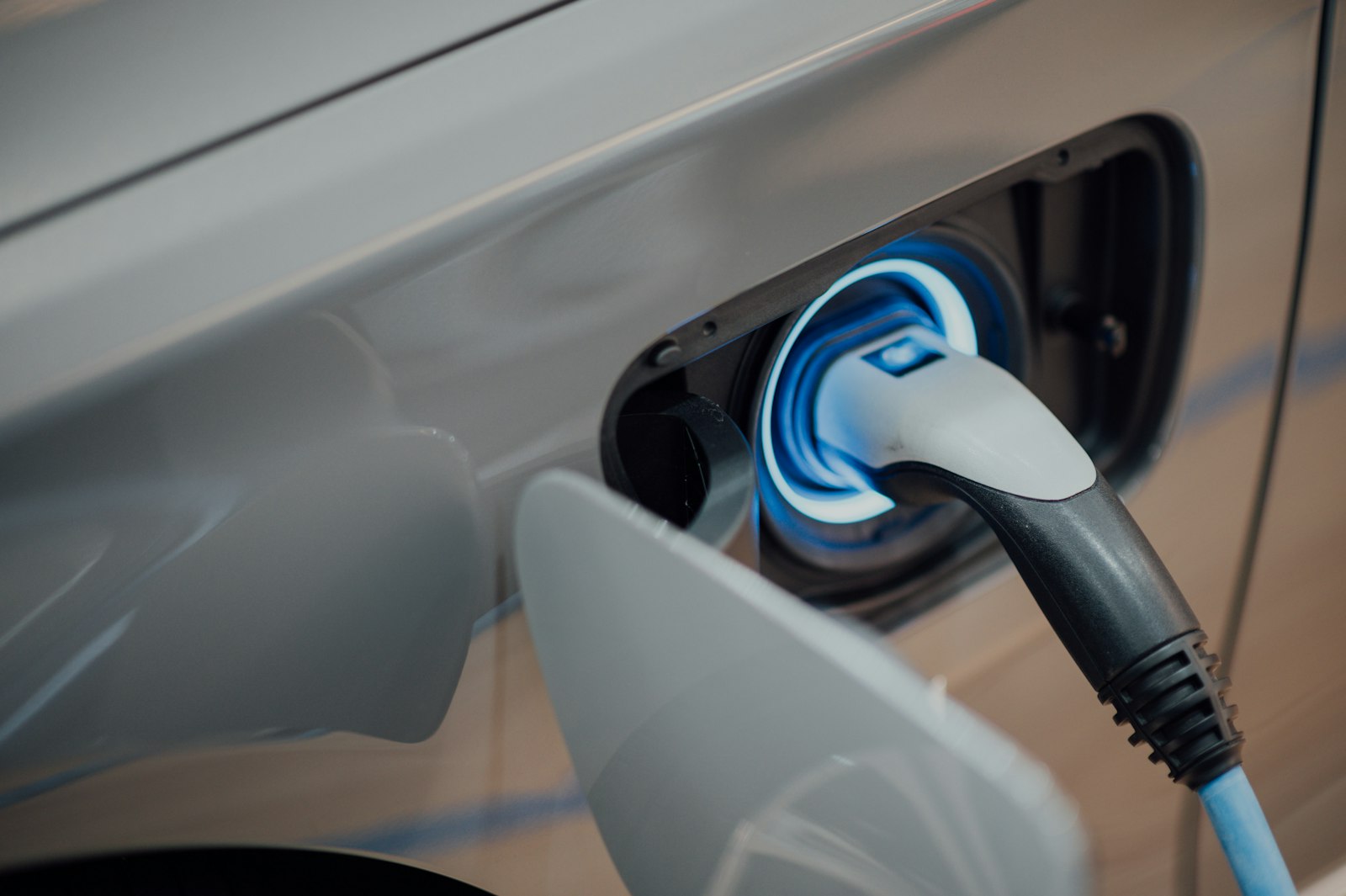Vehículos eléctricos y valor residual: el nuevo desafío del arrendamiento en Europa Auto eléctrico conectado a un cargador